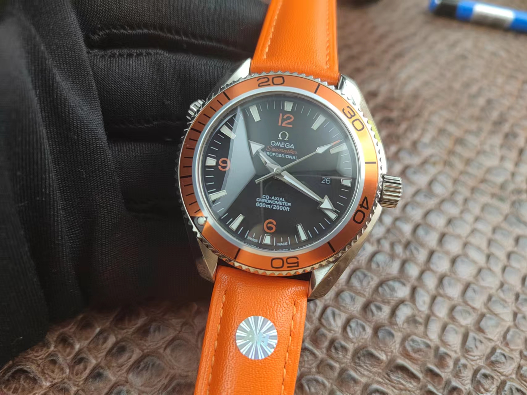 Fake Omega Seamaster 600 Planet Ocean Co-axial Orange Leather Strap & Rotating Bezel Men's OM144 Watch Video