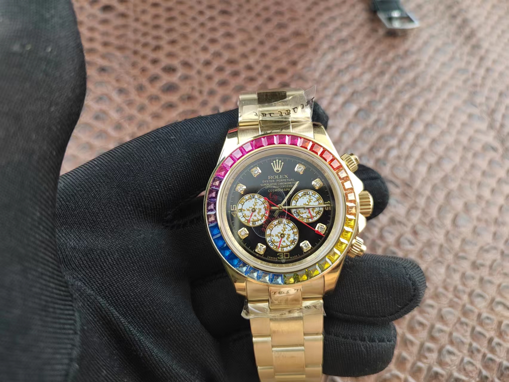 Fake Rolex Daytona Multicolor Crystals Bezel Black Sub-dial Unisex Yellow Gold Watch Video RLX207